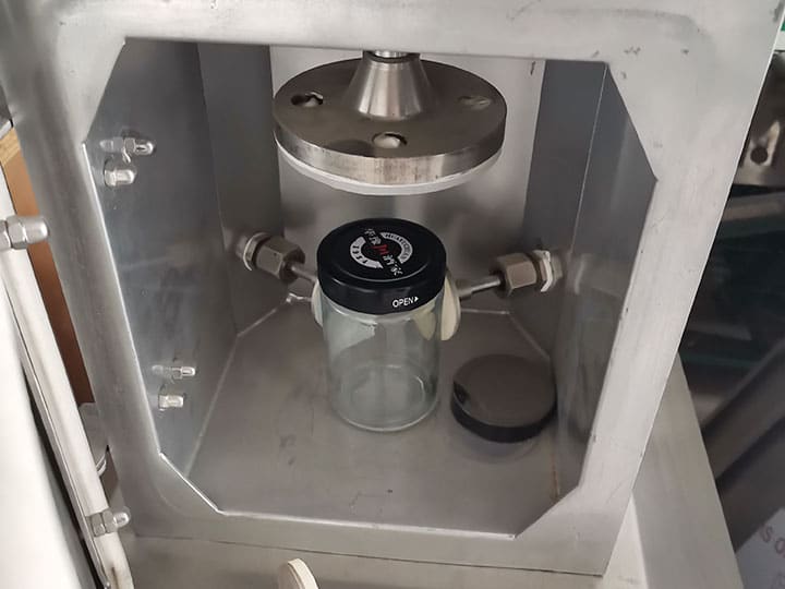 Vacuum capping device